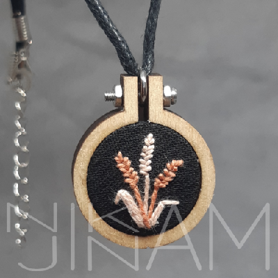 Vyšívaný náhrdelník v dřevěném rámečku obilí